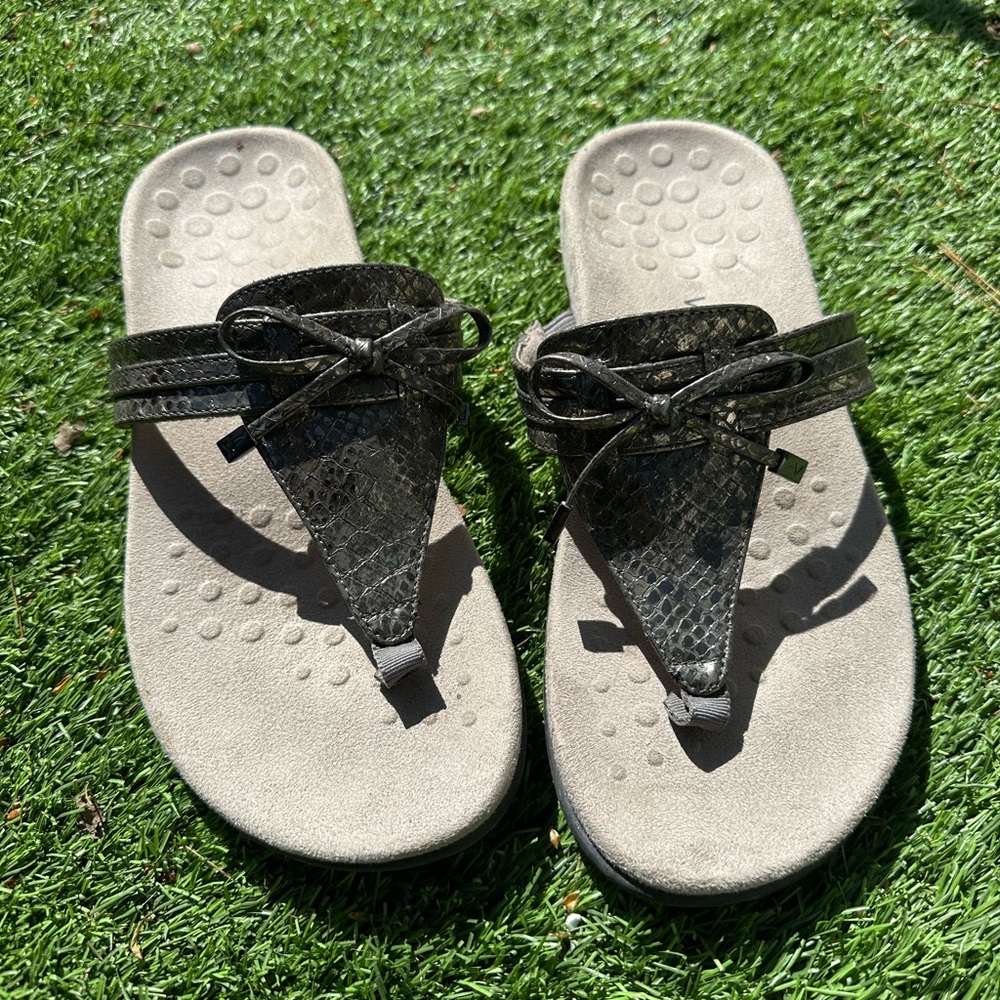 Vionic Gray Textured Sandals
